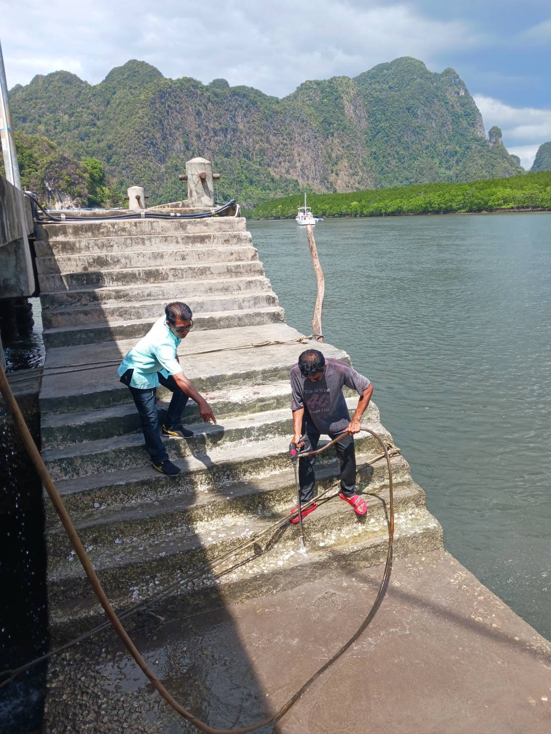 ล้างทำความสะอาดบันไดสะพานท่าเทียบเรืออ่าวท่าเลน (ท่าเรือใหม่)