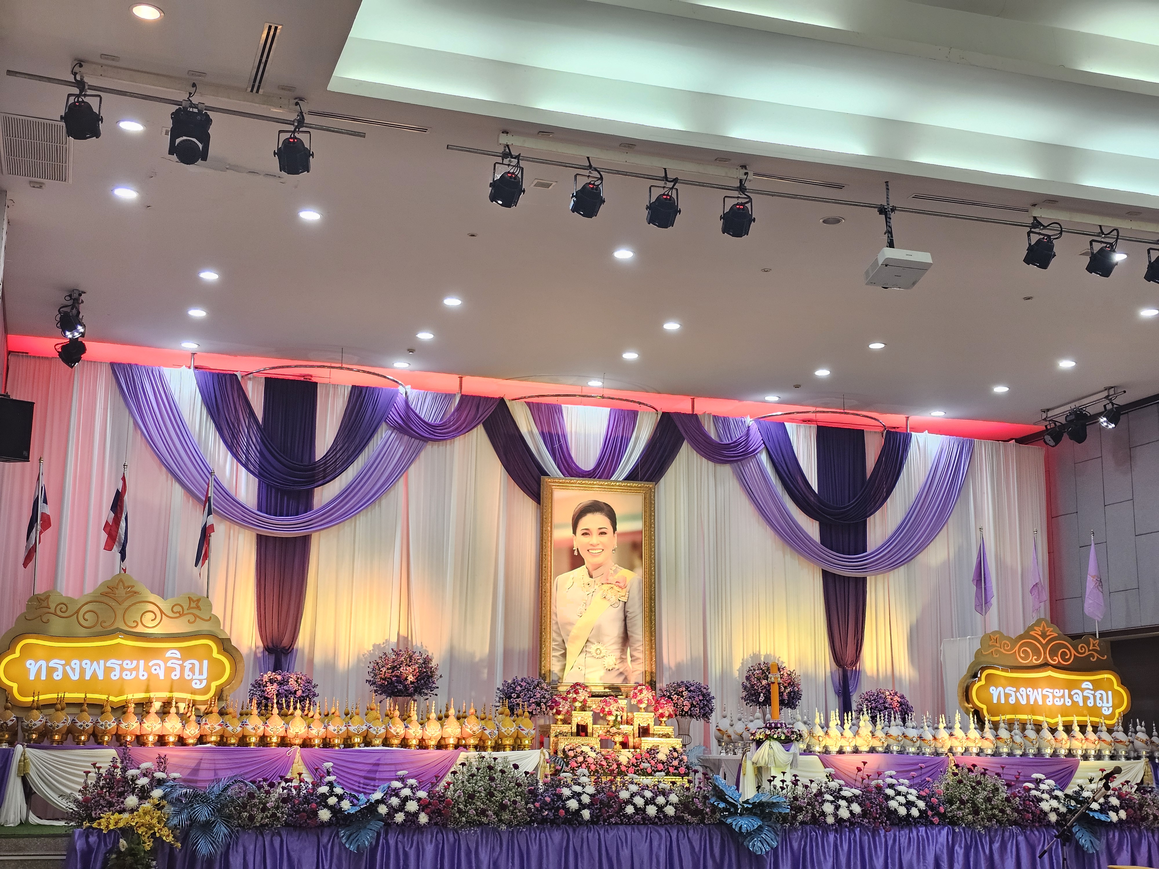 ร่วมพิธีถวายเครื่องราชสักการะและวางพานพุ่ม และพิธีจุดเทียนถวายพระพรชัยมงคลสมเด็จพระนางเจ้าฯ พระบรมราชินี เนื่องในโอกาสวันเฉลิมพระชนมพรรษา 3 มิถุนายน 2568