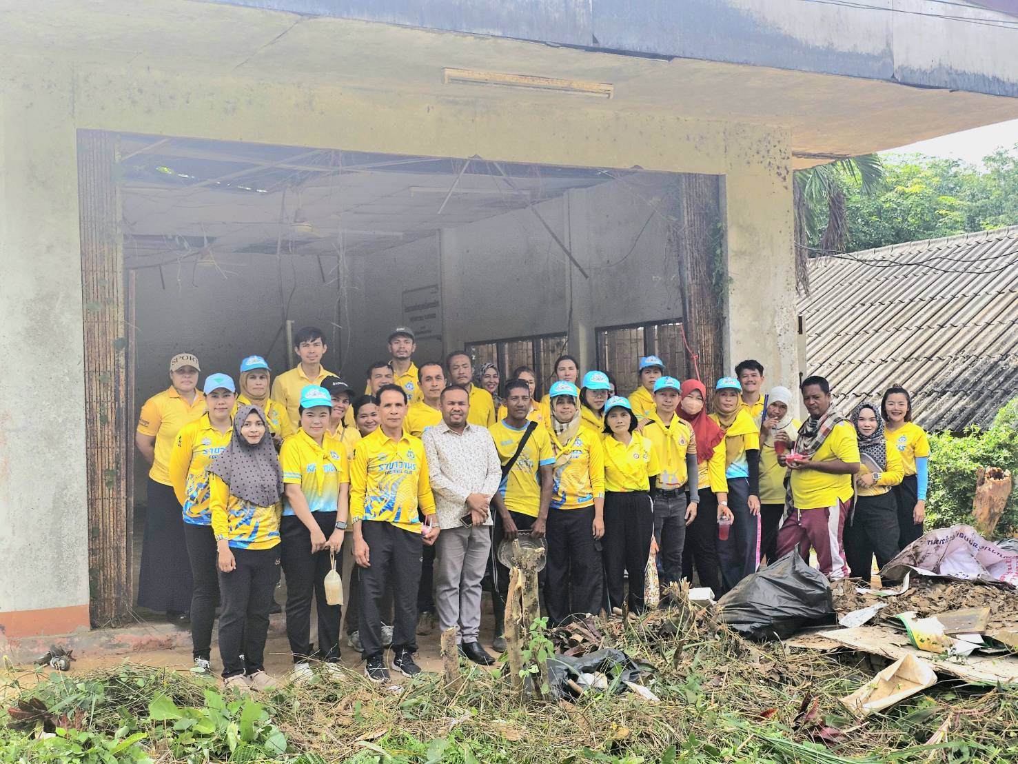 กิจกรรม Big Cleaning Day ทำความสะอาดและปรับปรุงภูมิทัศน์บริเวณโดยรอบอาคารอเนกประสงค์ หมู่ที่ 4