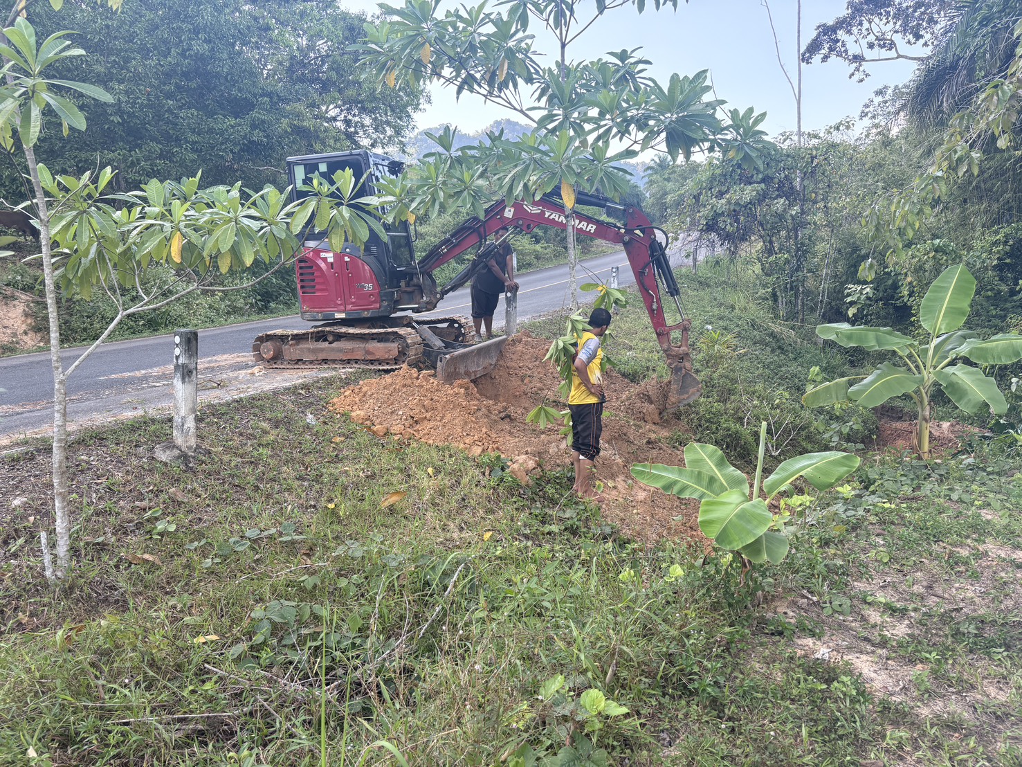 ขุดซ่อมแซมระบบประปาบ้านช่องเขา บริเวณบ่อเจ็ดลูก บ้านนาดินแดง