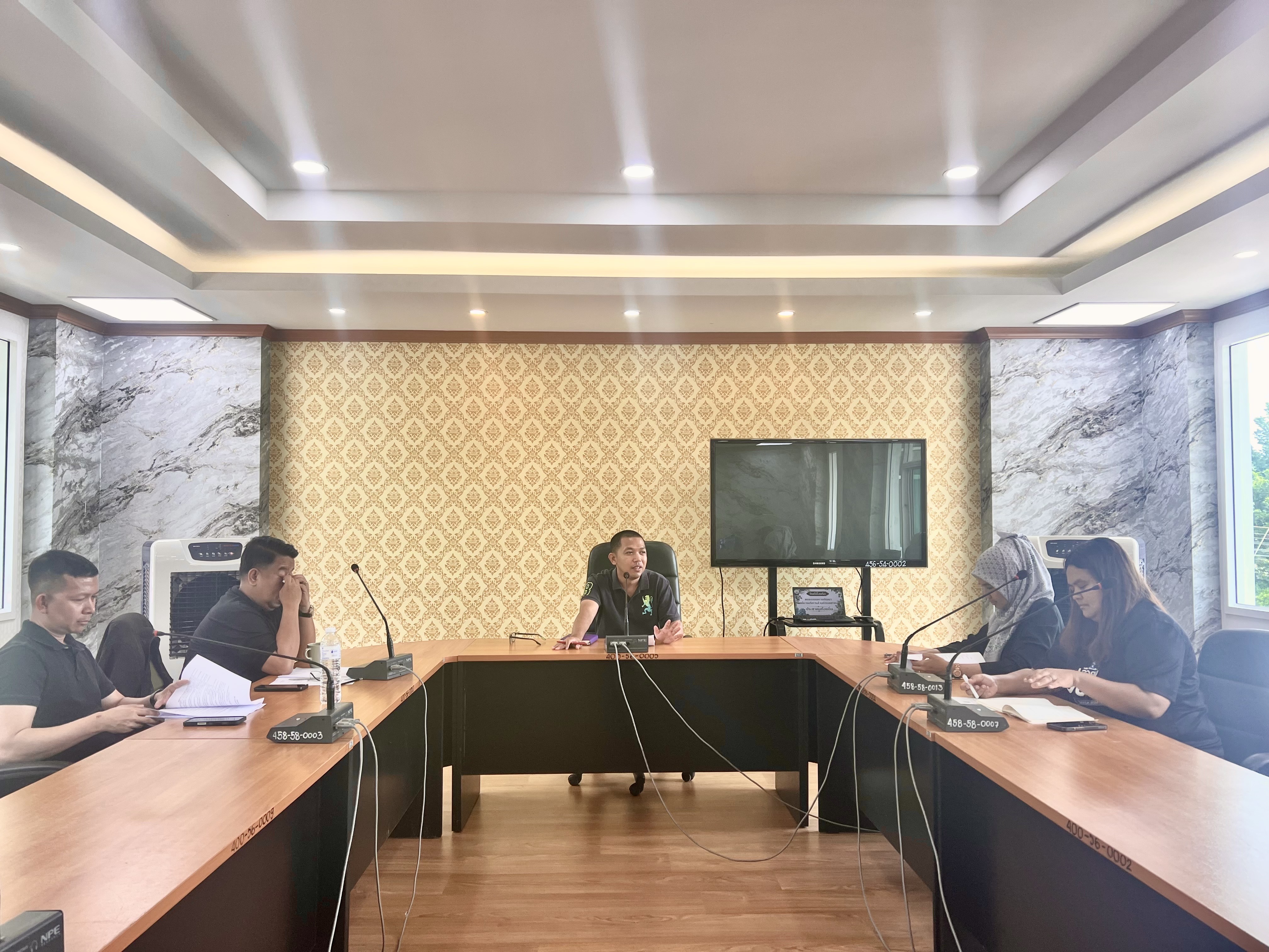 ประชุมคณะกรรมการยกร่างข้อบัญญัติองค์การบริหารส่วนตำบลเขาทอง  เรื่อง การควบคุมการจำหน่ายสินค้าในที่ หรือทางสาธารณะ
