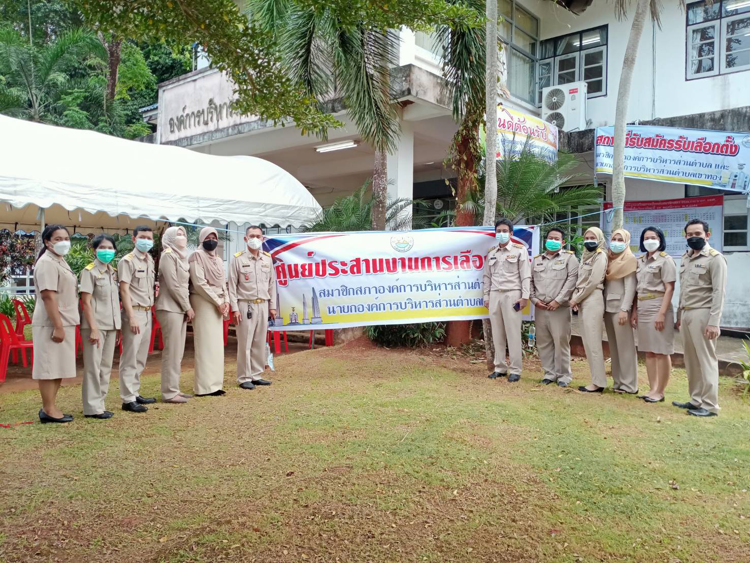 บรรยายกาศการรับสมัครนายกองค์การบริหารส่วนตำบลและสมาชิกสภาองค์การบริหารส่วนตำบลเขาทอง