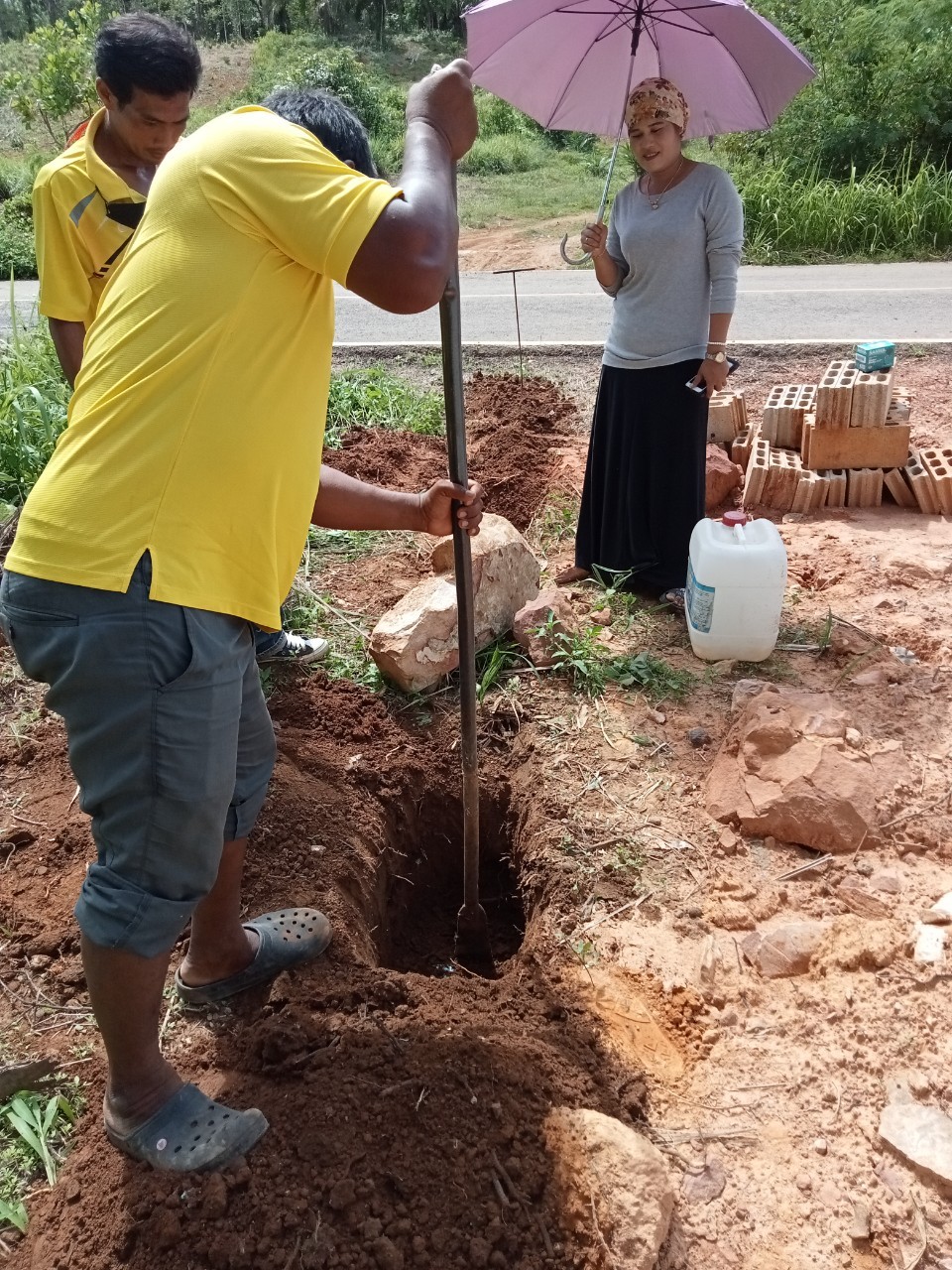 ลงพื้นที่ดำเนินการติดตั้งมิเตอร์น้ำประปาบริเวณหมู่ที่ 2 บ้านช่องเขา