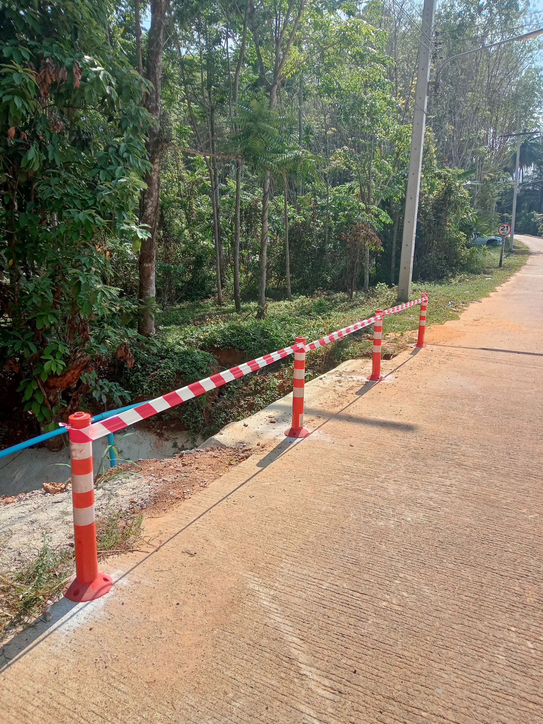 ดำเนินการติดตั้งแนวกั้นริมถนน บริเวณบ้านท่าพรุ หมู่ที่ 5 บ้านท่าพรุ