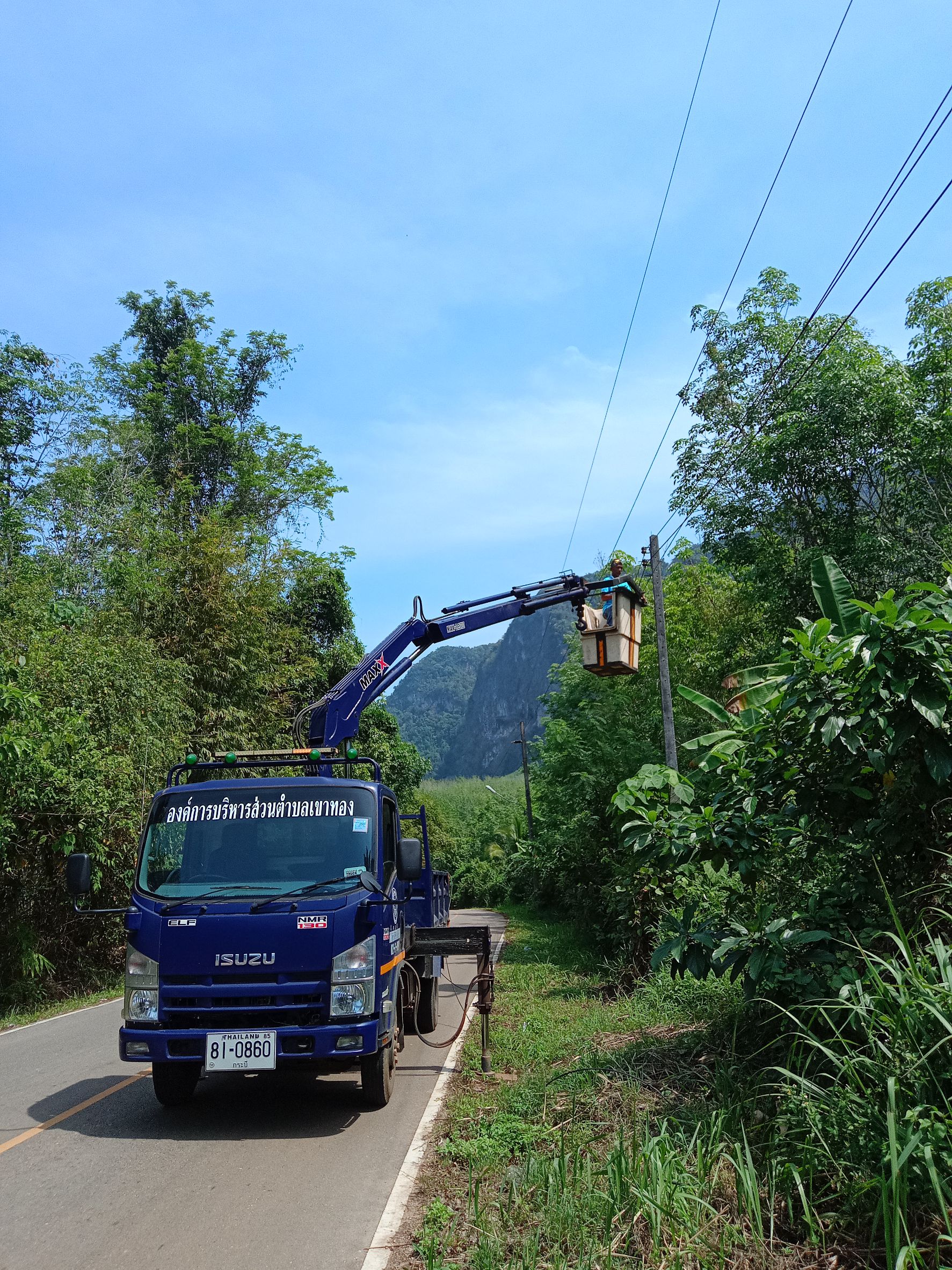 ดำเนินการติดตั้งไฟฟ้าสาธารณะ  บริเวณบ้านคลองกรวด   หมู่ที่ 6 บ้านท่าทองหลาง 